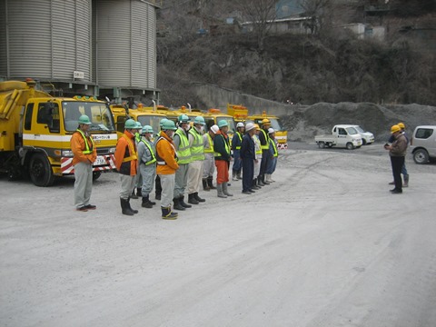 「45号砕石事業者ロードクリーン隊」による清掃活動を行いました。